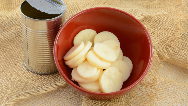 Canned rinsed potatoslices in a red bowl