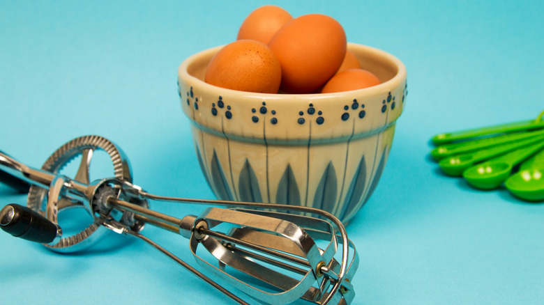 Manual egg beater with crank