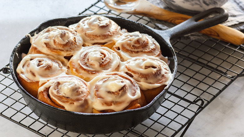 cinnamon rolls in cast iron pan
