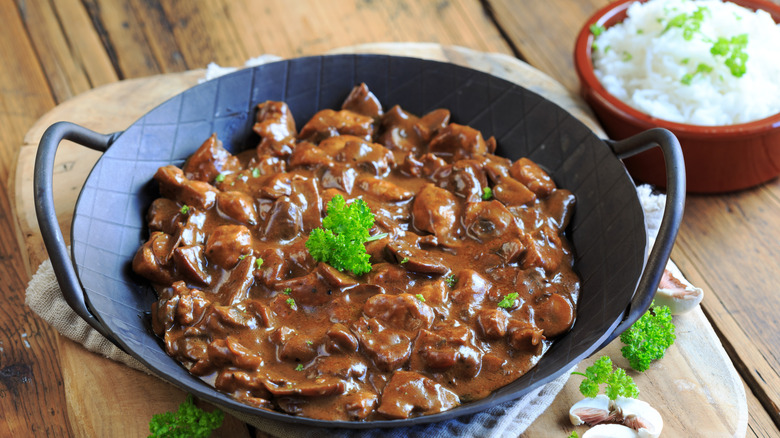 Stroganoff in pan with rice