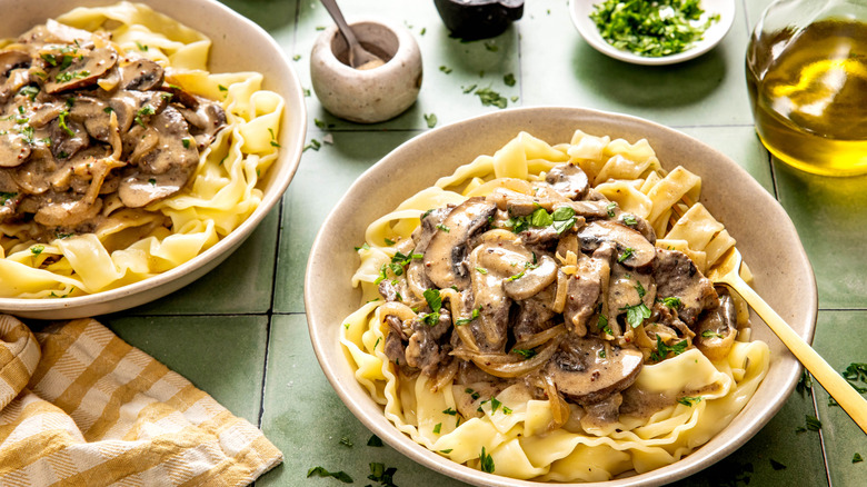Stroganoff in two bowls