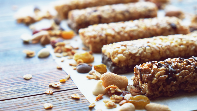 Various cereal and granola bars in a line