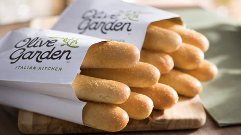 Olive Garden breadsticks in basket