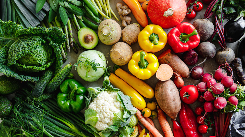 A photo of a colorful aray of vegetables.