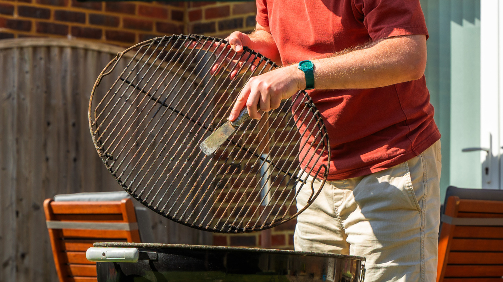 Not Onions, Not Vinegar: Grimy Grill Grates Sparkle Like New With This Kitchen Scrap