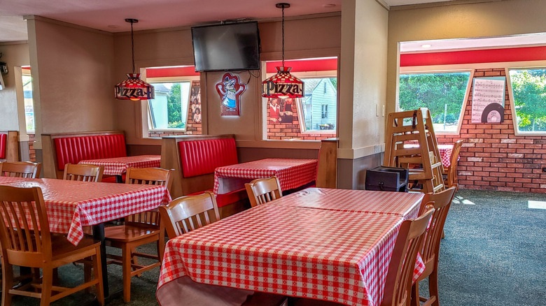 The inside of a Pizza Hut Classic with checkered tablecloths and Tiffany-style lamps