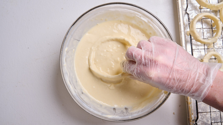 Dredging onion with wet batter