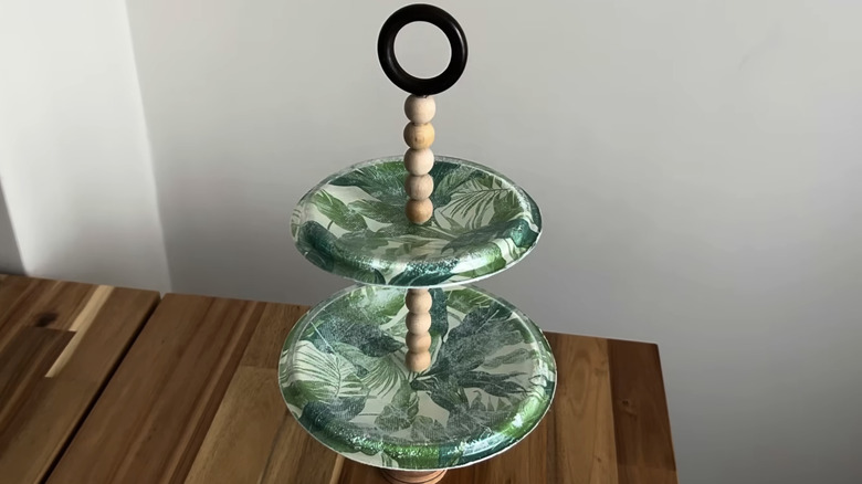 Leaf-patterned double-tier storage rack made from lids