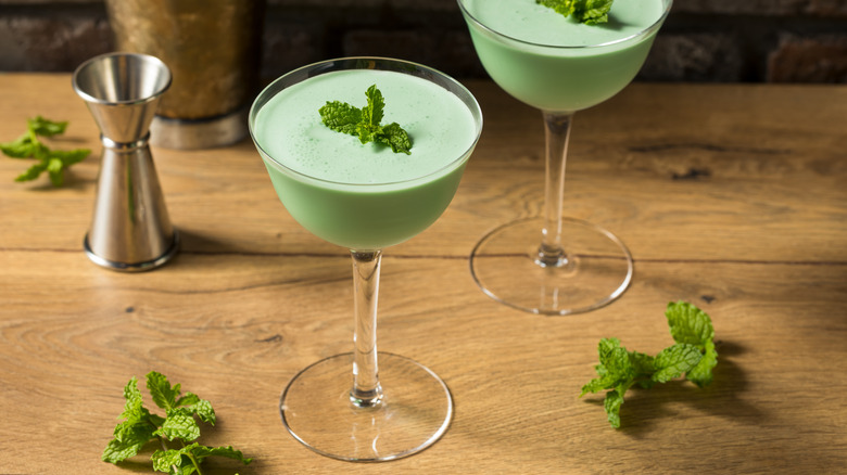 light green and creamy grashopper cocktails garnished with mint leaves