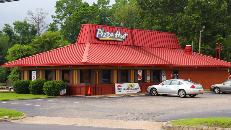A '90s-style Pizza Hut building