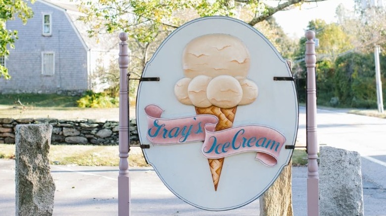 A blue sign depicting an ice cream cone