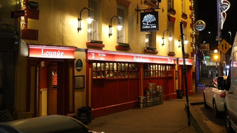 Exterior of Holohan's Pub at night