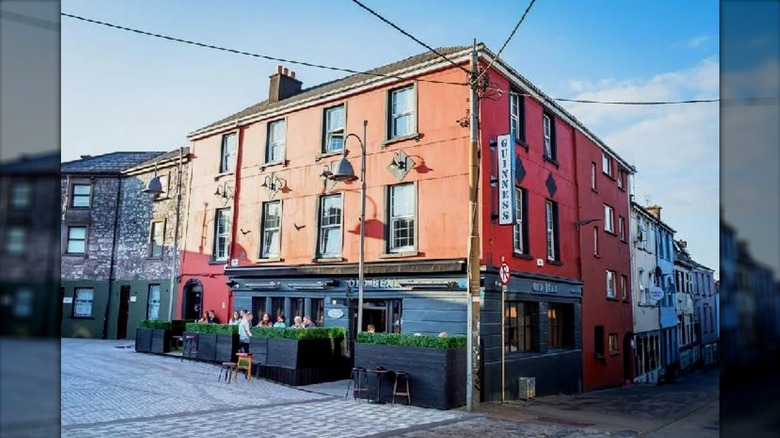 Exterior shot of Old Bear during the daytime
