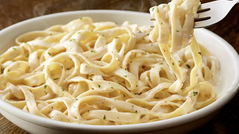 Olive Garden fettuccine Alfredo in white dish