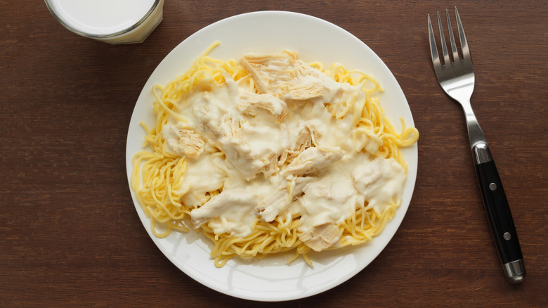 angel hair noodles with Alfredo sauce and chicken