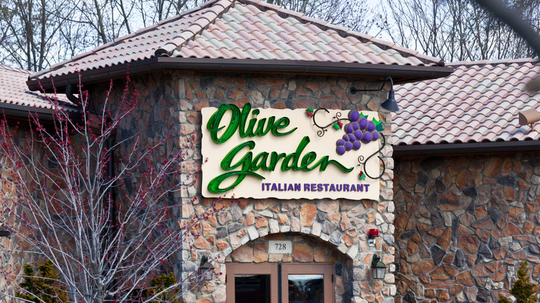 An Olive Garden restaurant store front