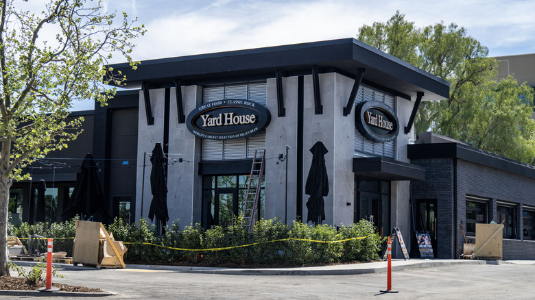 yard house restaurant exterior