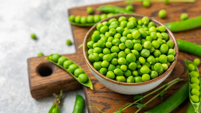 A bowl of green peas