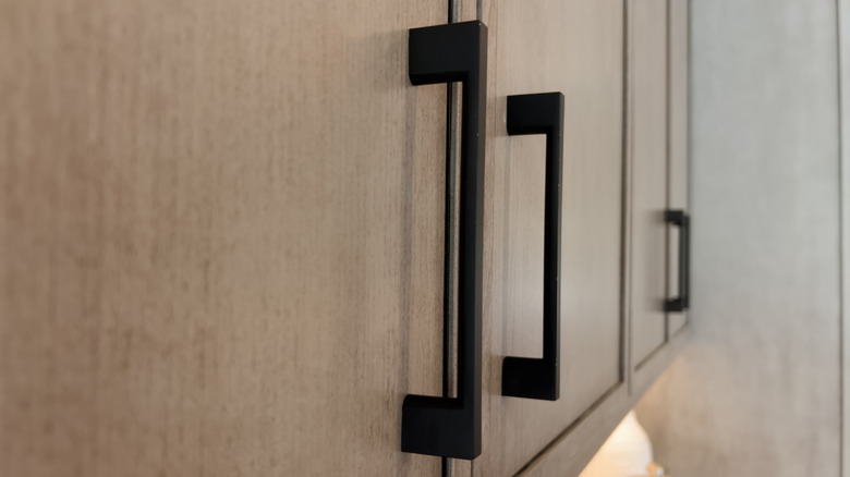 drawer pulls on upper cabinets in a kitchen