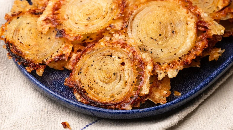 Low-carb onion ring chips
