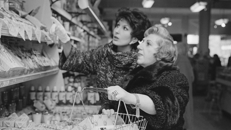 women shopping in the '60s