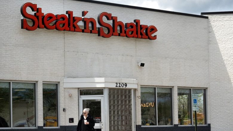 the outside of a Steak'n Shake restaurant