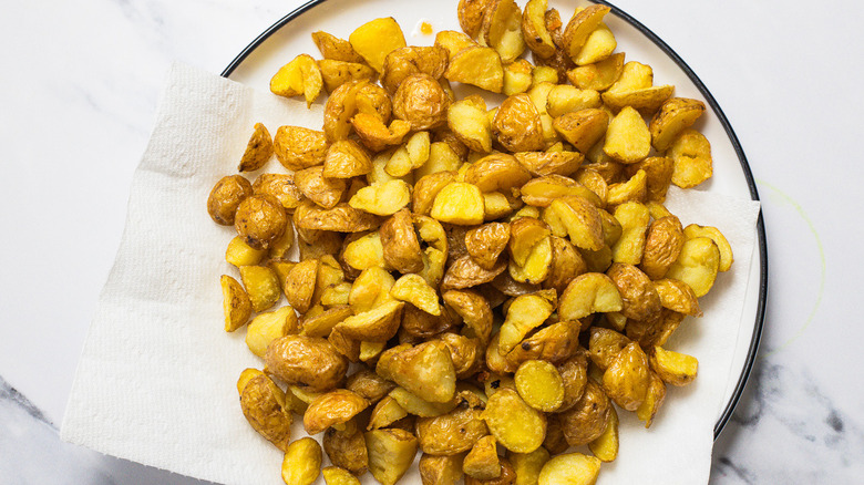 Fried potatoes on plate.