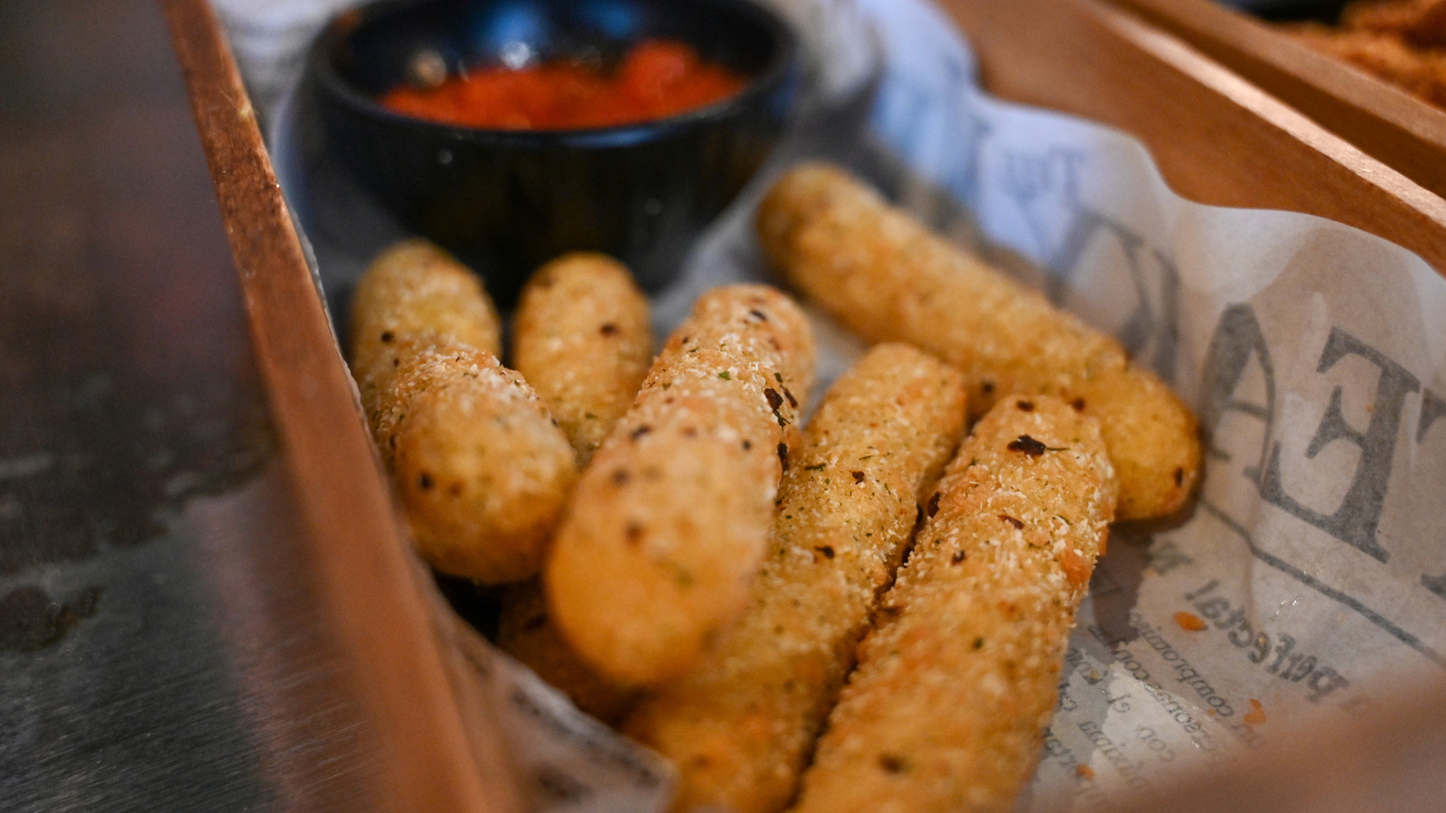 Our Favorite Chain Restaurant Mozzarella Sticks Come From A Steakhouse - Tasting Table