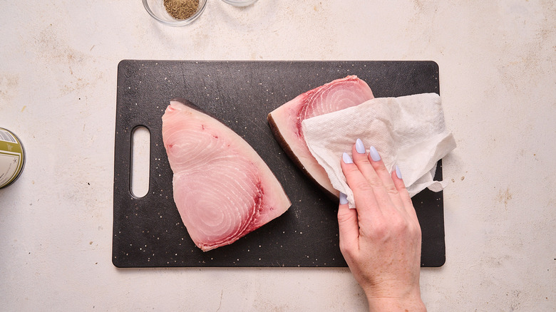 drying swordfish with paper towel