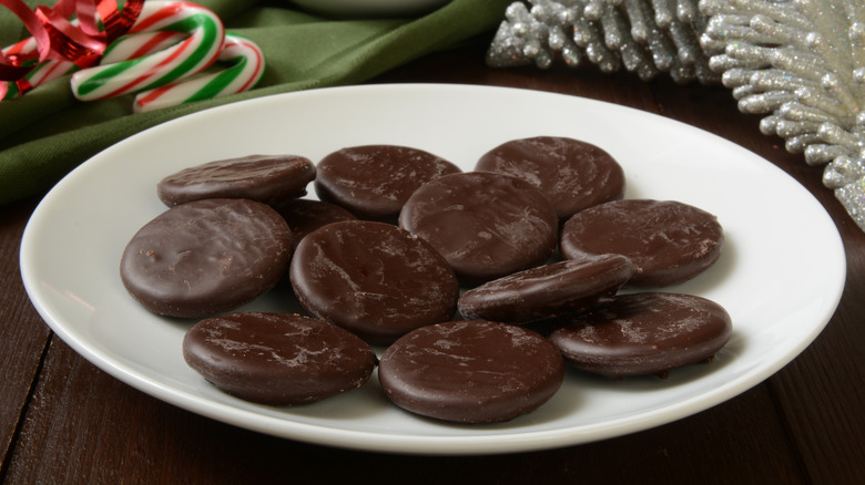 A plate of Thin Mints surrounded by holiday decorations
