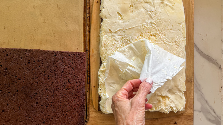 ice cream on top of cookie