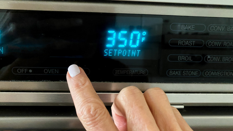 finger setting oven temperature