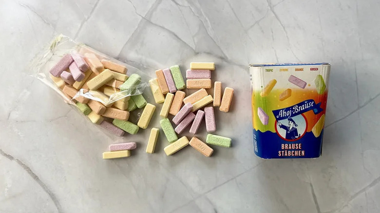 Box and scattered pieces of Brause St﻿äbchen candies