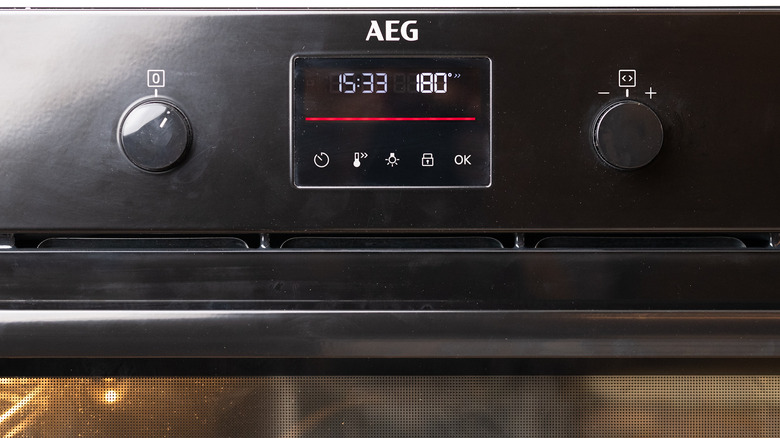 Oven temperature screen and knobs