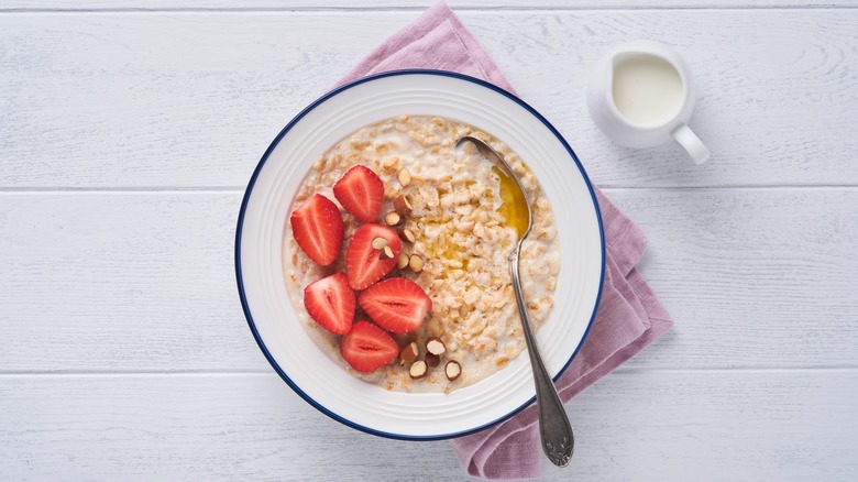 Oatmeal with strawberries, almonds