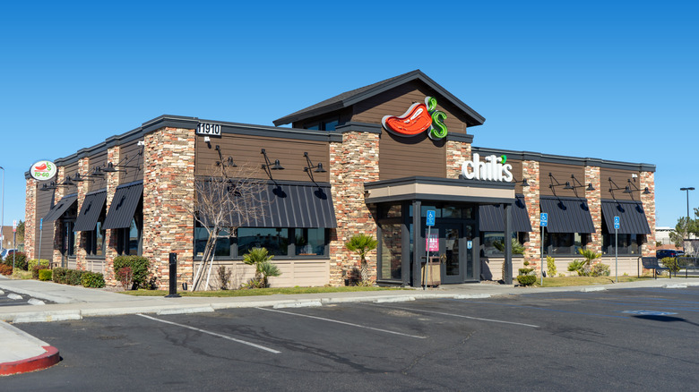 Chili's restaurant in front of an empty parking lot and under a blue sky
