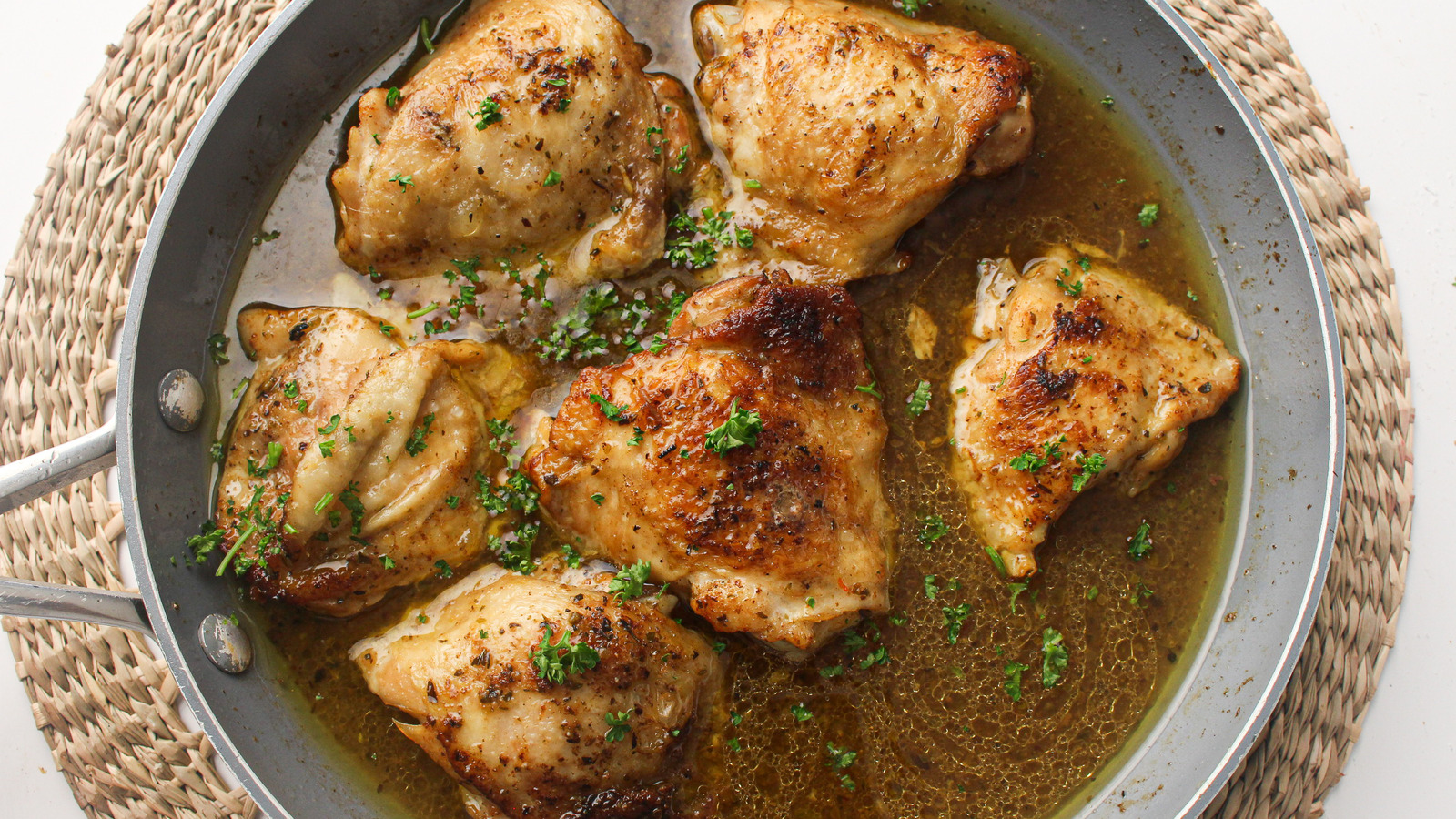 Бедрышки куриные. Бедро куриное запеченное. Chicken thighs. Fried Chicken in a Pan. How to pan