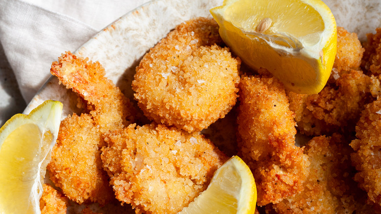 Fried shrimp with lemon wedges