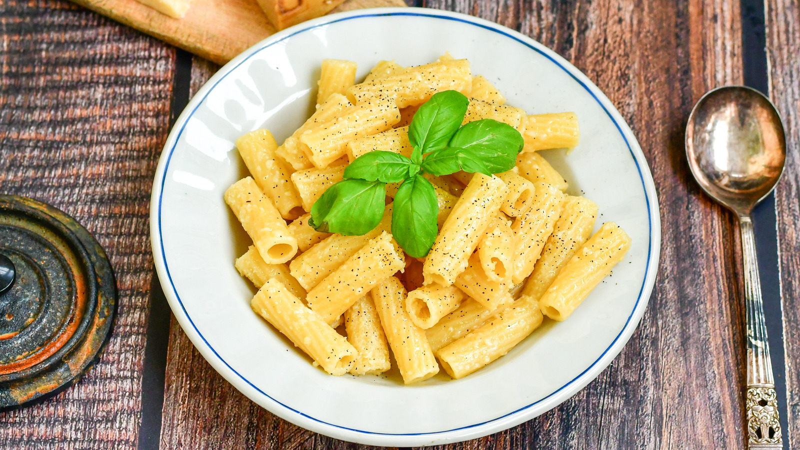 Pasta Cacio E Uova Uses Eggs And Cheese For A Smooth Neapolitan Sauce