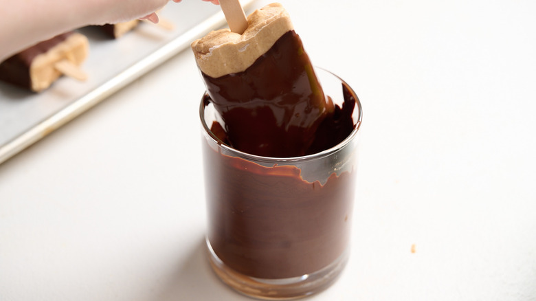 dipping popsicles in chocolate