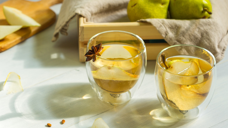 Perry pear cider drink