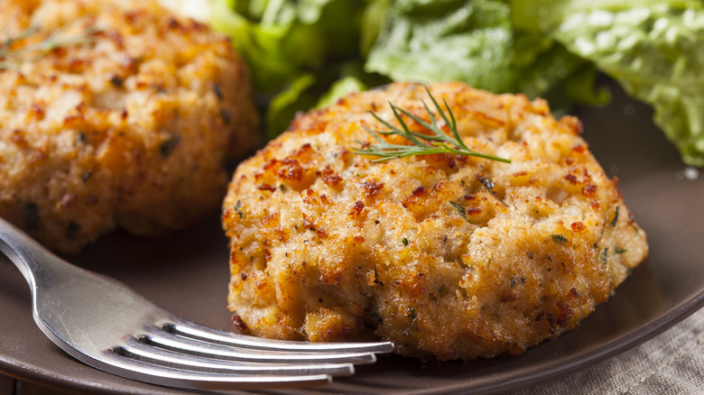 Crab cakes with tomato sauce