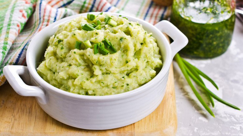 Pesto mashed potatoes with chives