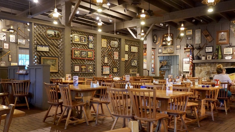 interipr of a cracker barrel featuring lattice partitions, wooden tables and wall art