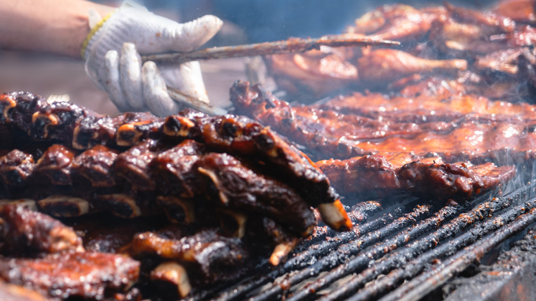 Smoking pork ribs on the grill