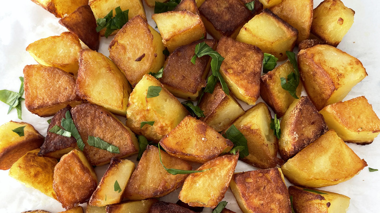 Roasted potatoes with parsley
