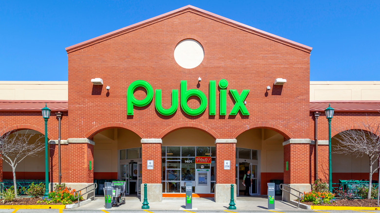 Publix frontage and signage