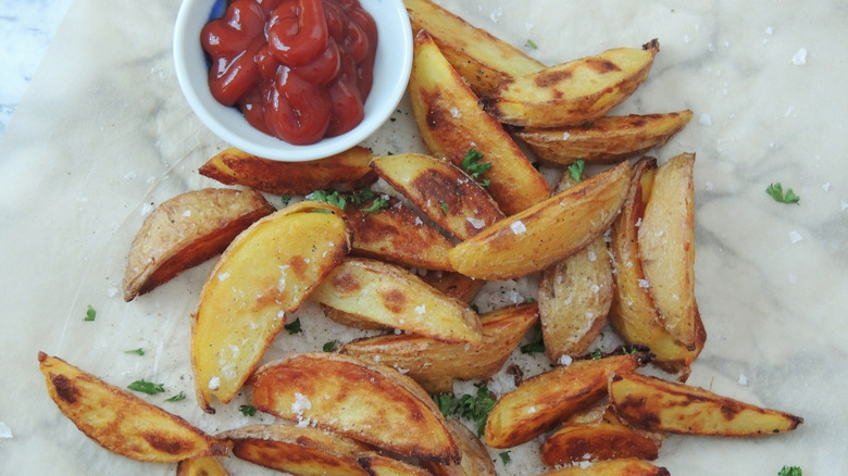 potato wedges with ketchup