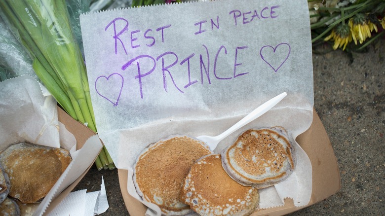 Fan's memorial note to Prince with some pancakes