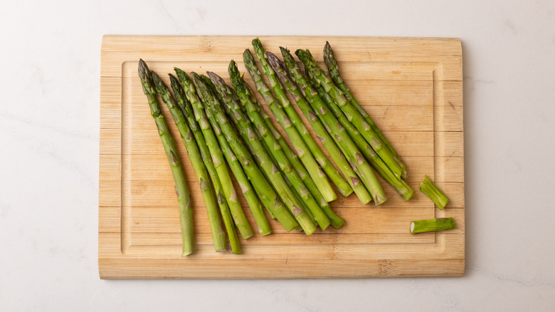 asparagus on a chopping board